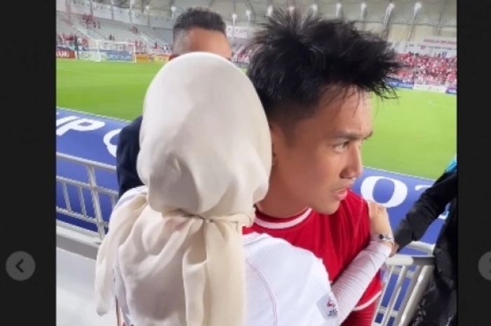 Momen Romantis Pemain Timnas U-23 Witan Sulaiman Bersama Sang Istri, Beri Pelukan Hangat Usai Pertandingan!