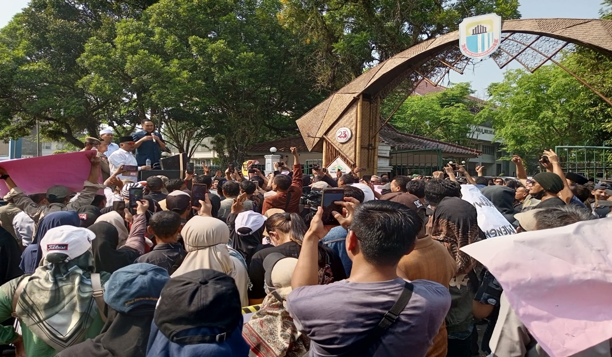 Ratusan Warga Cimarga Melalukan Aksi Demo di Kantor Bupati, Tuntut Tertibkan Tambang Pasir