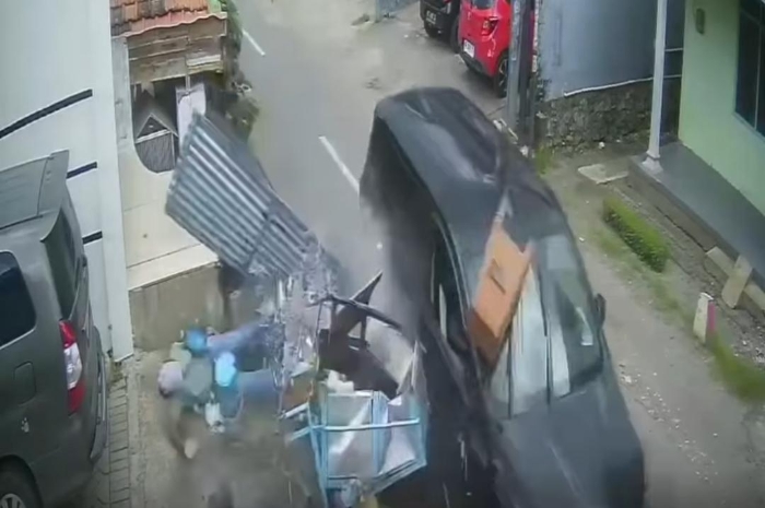 Pedagang Bakso di Kediri Tertabrak Mobil yang Melintas Kencang, Gerobak Hancur