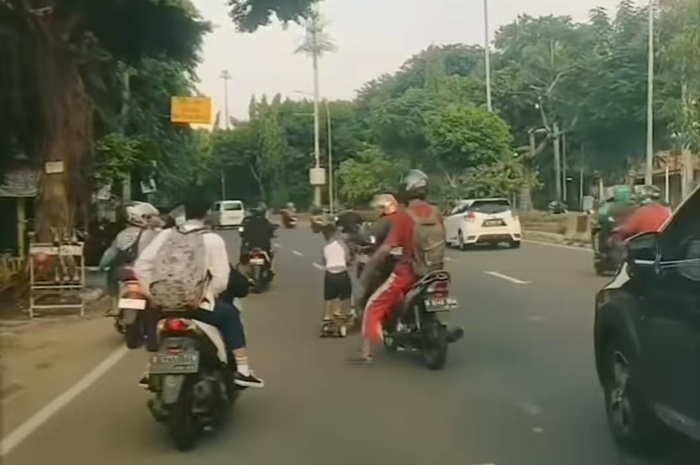 Viral! Anak Kecil Bermain Scooter di Jalan Raya Tanpa Pengawasan, Netizen Geram Pertanyakan Dimana Orang Tuanya