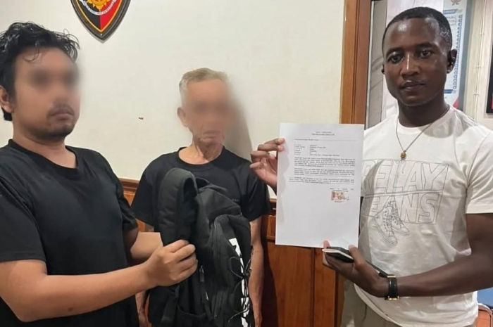 WNA Afrika Puji Polisi Indonesia! Laptop Hilang di KRL Kembali Berkat Polsek Tambora