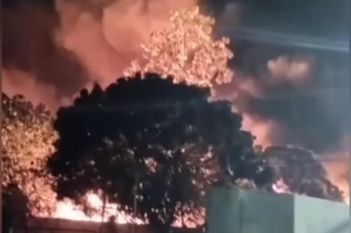 Kebakaran Hanguskan Gudang Limbah Karet di Bekasi, Penyebab Diduga Korsleting Listrik