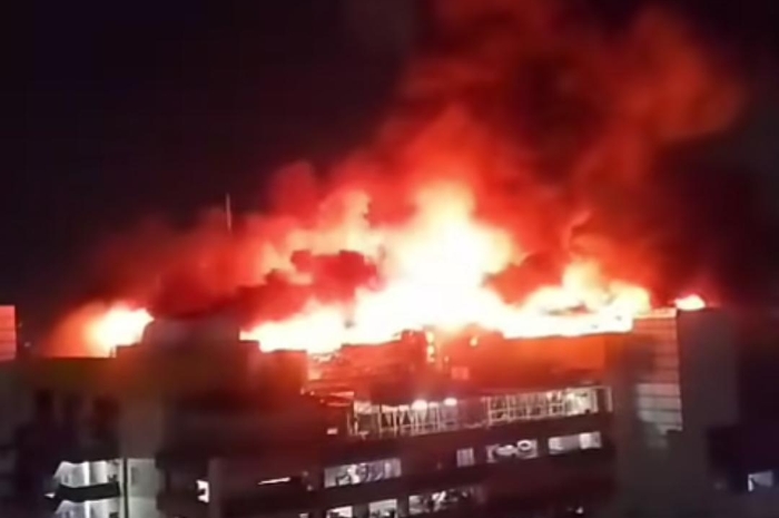Kebakaran Hebat Landa Gedung Glodok Plaza, Korban Terjebak Berhasil Dievakuasi oleh Damkar