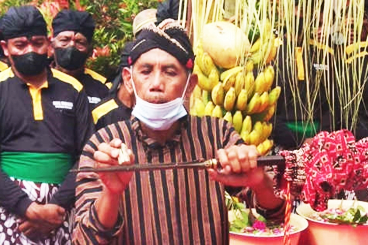 MENGUAK MISTERI, Dibalik Tradisi Mencuci Keris Malam 1 Suro: Ritual Sakral Sejak Jaman Majapahit, Bikin Pusaka Penuh Tuah!