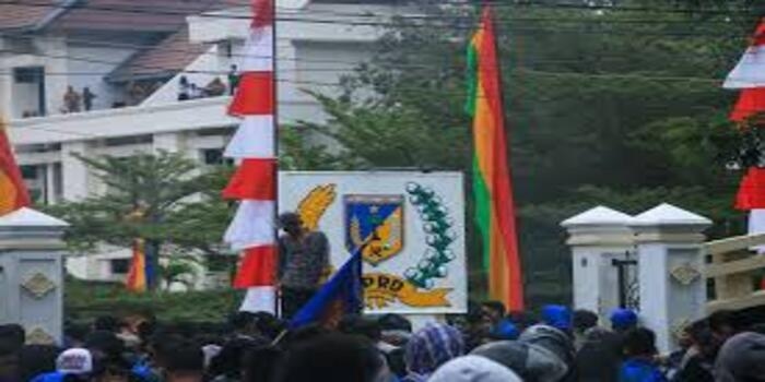 Ribuan Mahasiswa dan Ojol Geruduk DPRD Sulteng, Tuntut Keadilan untuk Affan