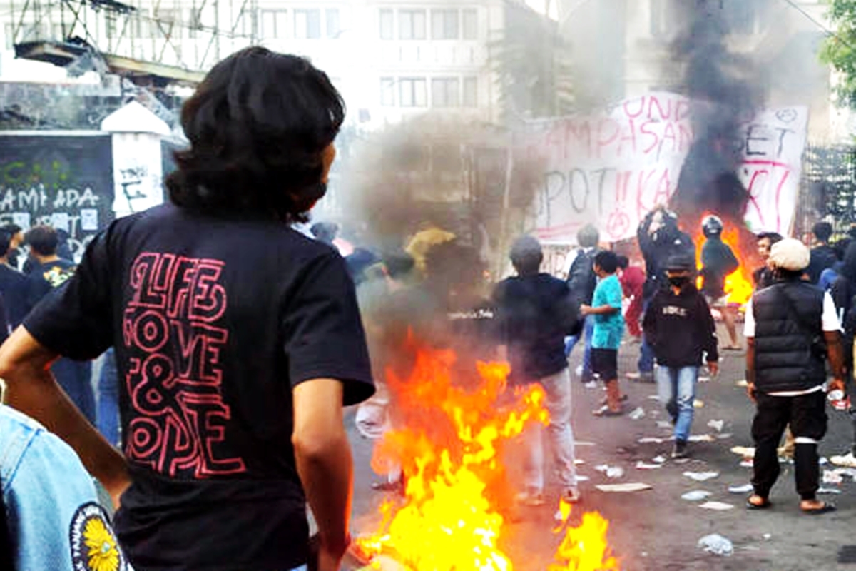 Bukan Mahasiswa, Warga Ungkap Fakta Mengejutkan di Balik Kericuhan Bandung: Gerombolan Baju Hitam Pembuat Molotov!