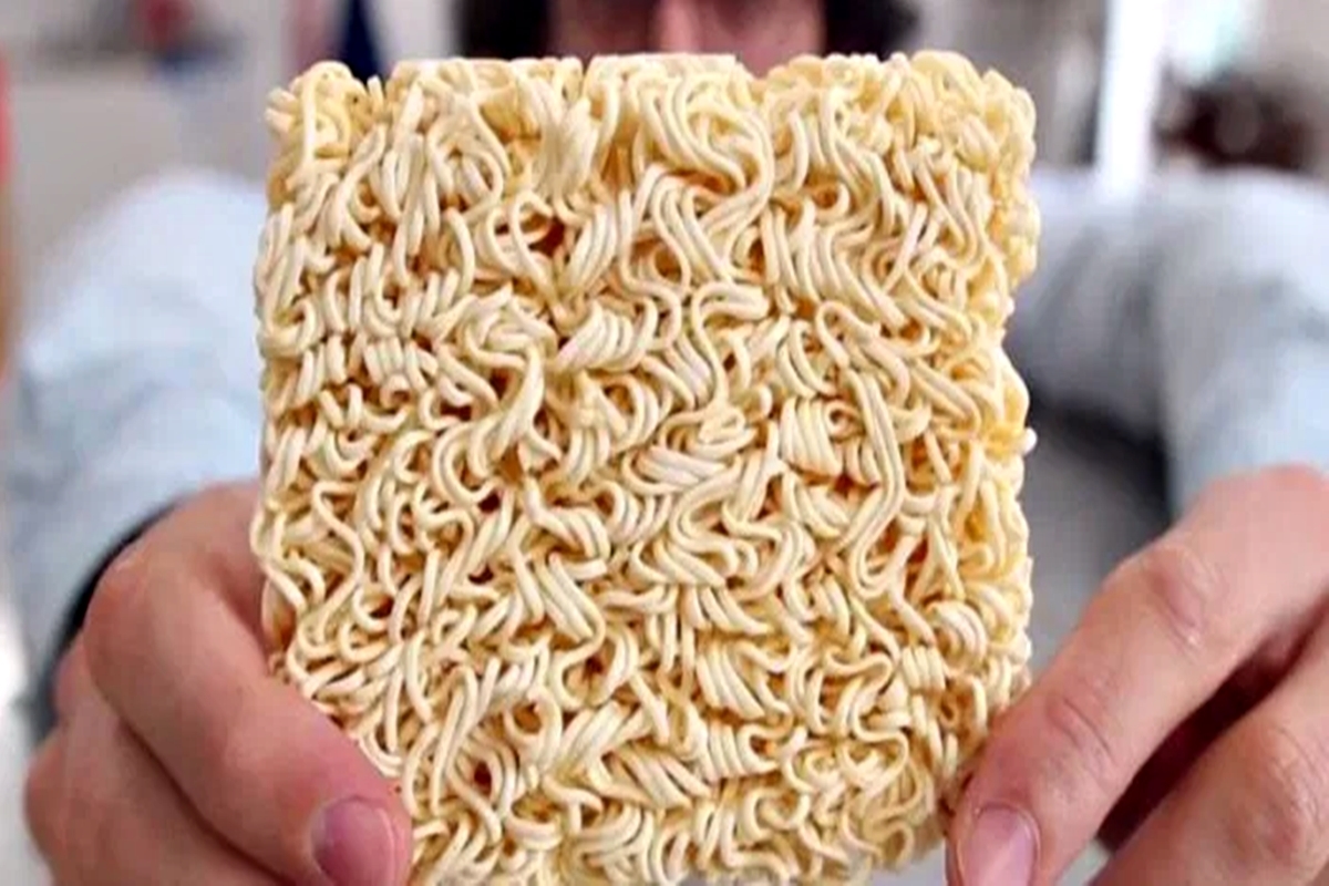 Jangan Sampai Nyesel! Hobi Makan Mi Instan Mentah? Ini Bahaya Tak Terduga Mengintai Nyawa Anda!