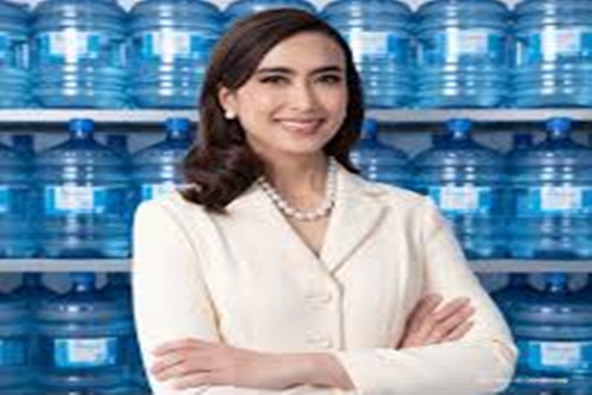 Heboh! Menteri Pariwisata Minta Air Galon untuk Mandi, Warganet: "Malu sama Bu Susi!"