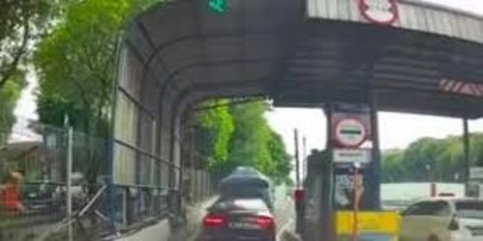Kemewahan yang Tercoreng Aksi Nekat Pengemudi di Gerbang Tol TB Simatupang