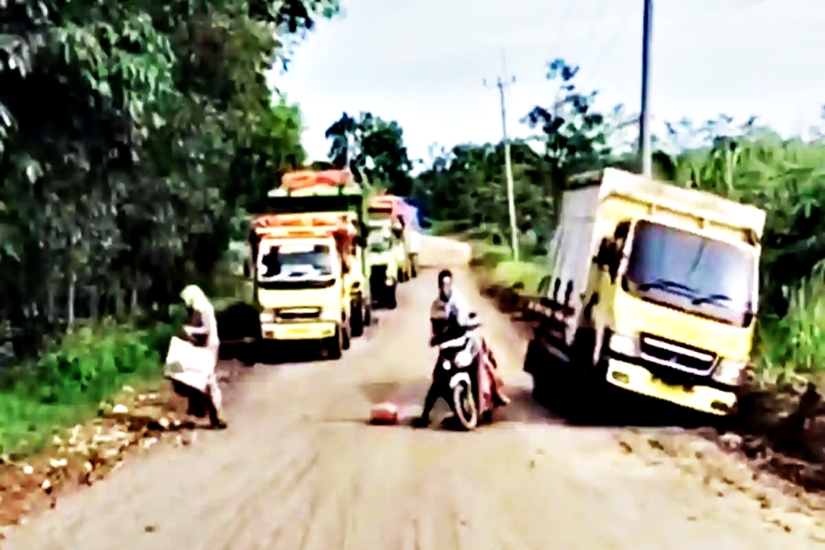 ANCAMAN MAUT DI JALAN RAYA LEBAK: Ceceran Lumpur Galian C Jadikan Curugbitung-Maja ‘Lintasan Neraka’