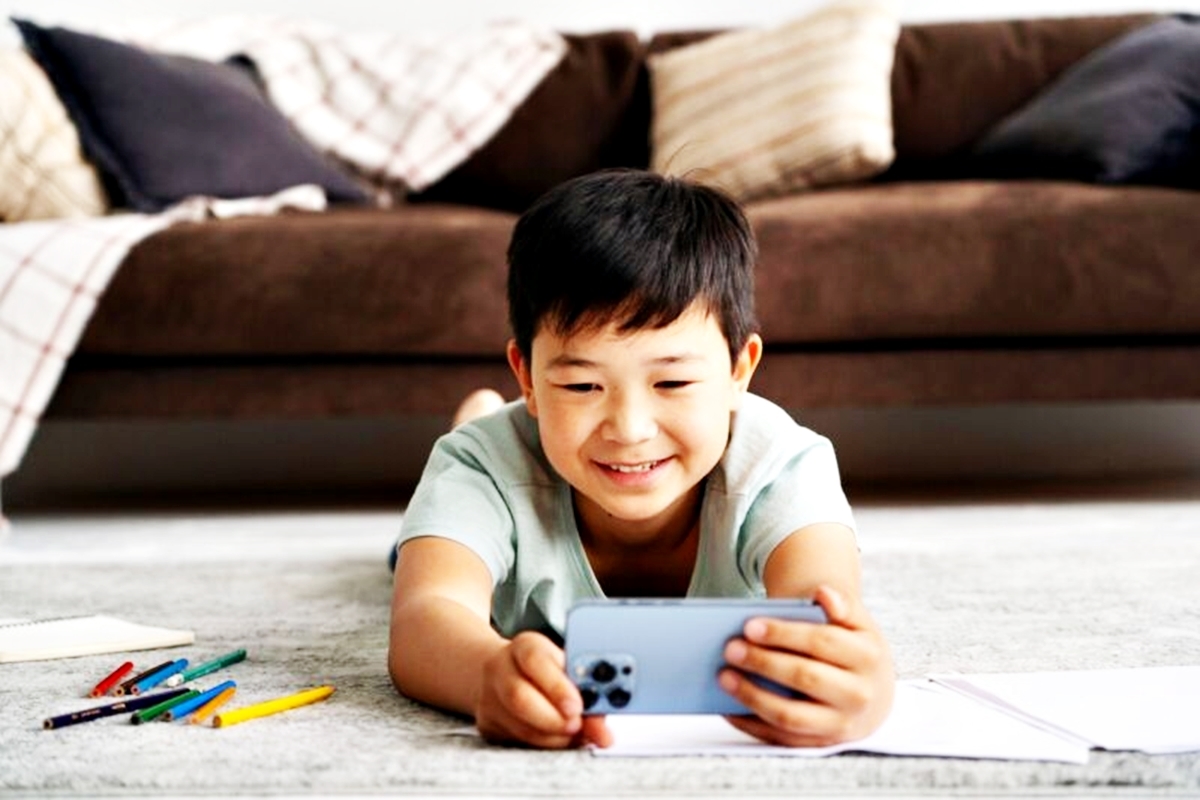 Hati-Hati, Anak Main Gadget Sebelum Tidur Bisa 'Membajak' Otaknya! Ini Kata Psikolog