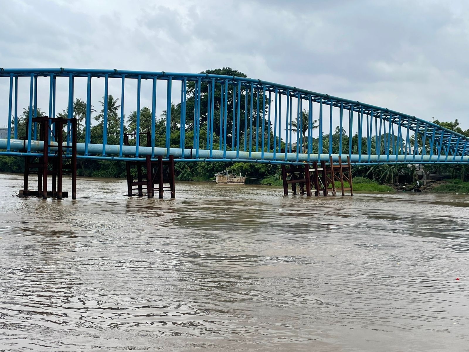 Pipa PDAM di Atas Sungai Cisadane Doyong, Warga Khawatir Ambruk