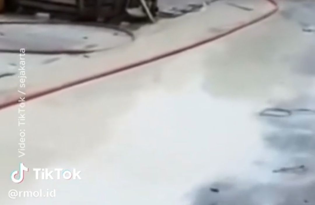 AKIBAT KEBAKARAN! Gudang Kimia Taman Tekno:  Air Sungai Jalatreng Memutih, Ribuan Ikan Mati, dan Racun Kimia yang Mengintai Warga Tangsel