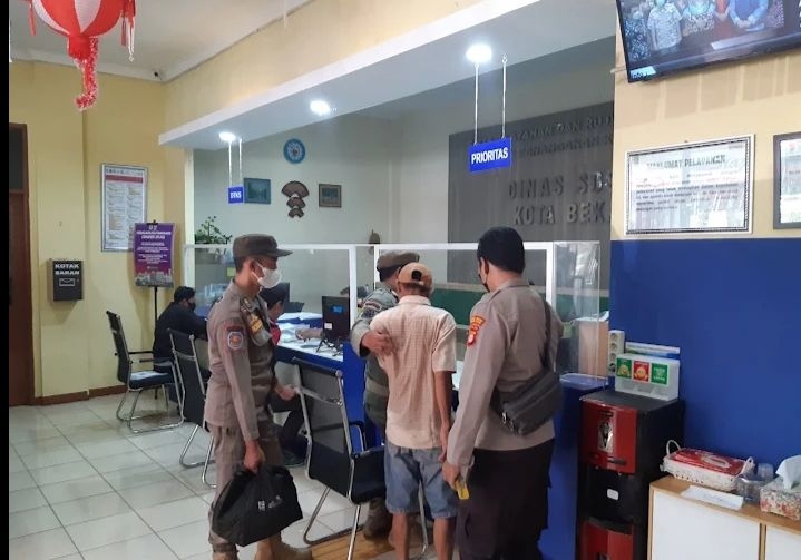 BPJS PBI Mendadak Nonaktif, Puluhan Warga Bekasi Datangi Dinsos untuk Minta Kejelasan