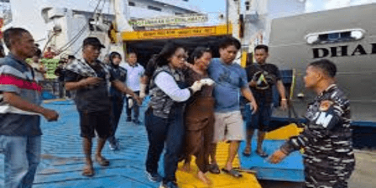 KMP Dharma Kartika IX Miring di Pelabuhan Semayang, TNI AL Bergerak Cepat Selamatkan Penumpang