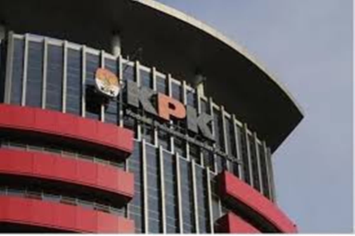 GEGER RAMADHAN: Detik-detik Bupati Cilacap Syamsul Auliya Rachman Terjaring OTT KPK: 27 Orang Diamankan, Sejumlah Uang Tunai Disita!