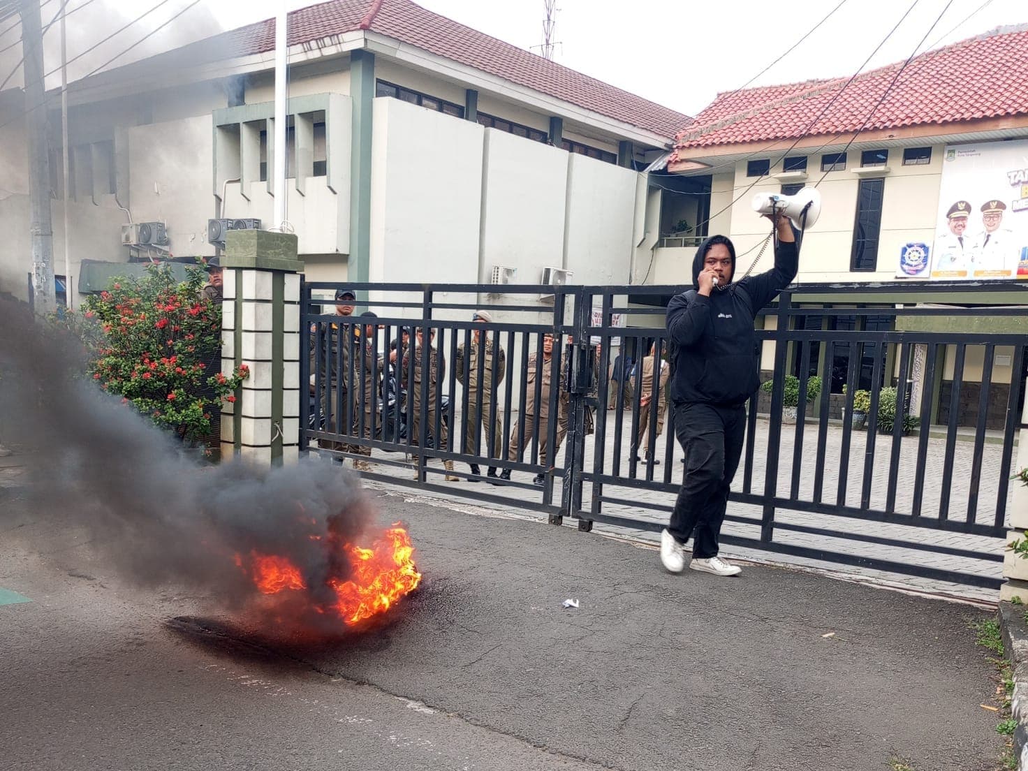 Bertindak Sepihak, Satpol PP Kota Tangerang Diserbu Protes Usai Buka Segel PT ESA