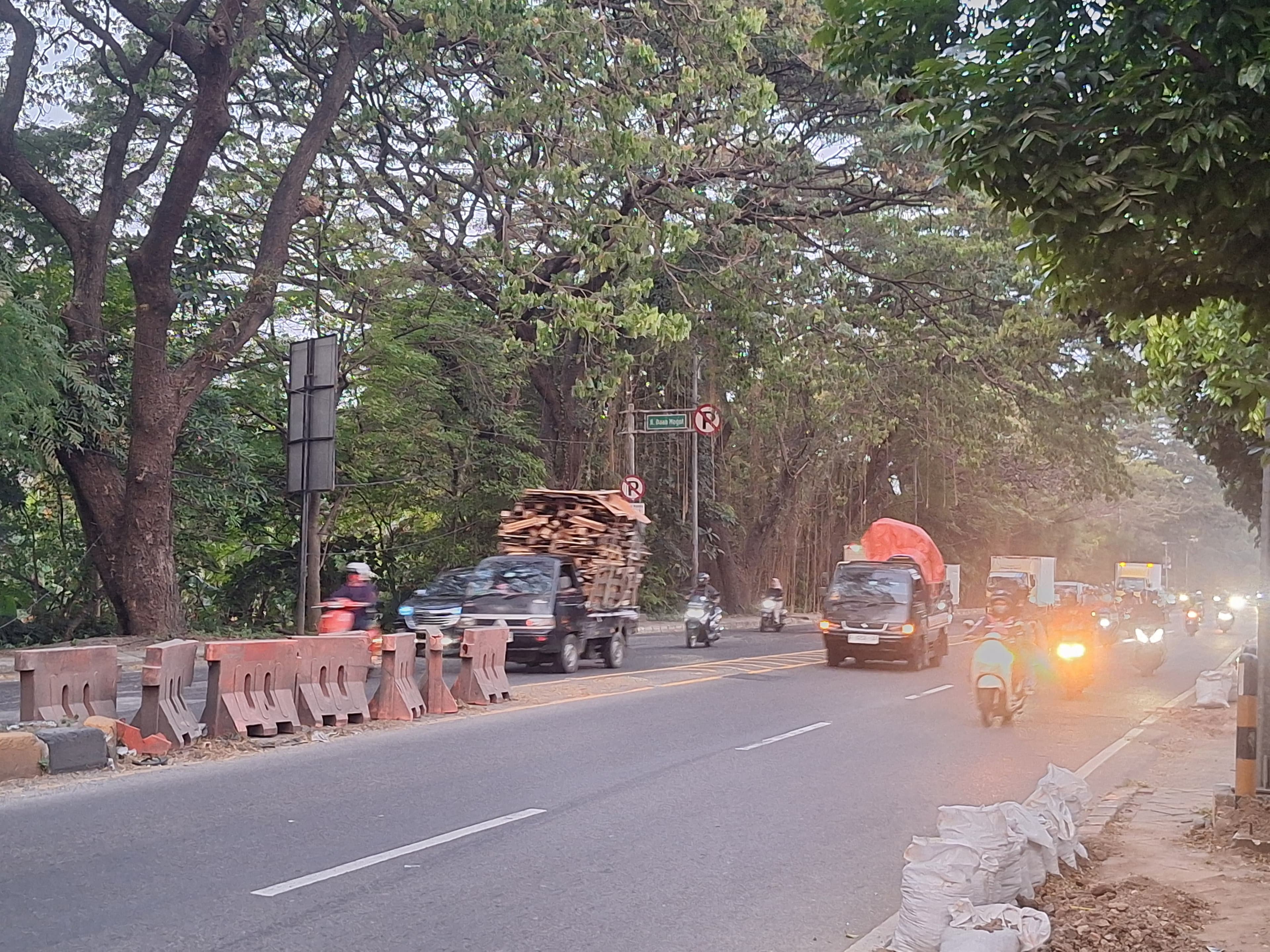 Gegara Hindari Lubang di Jalan Daan Mogot KM 23, Pengendara Motor Terkapar Dihantam Mobil