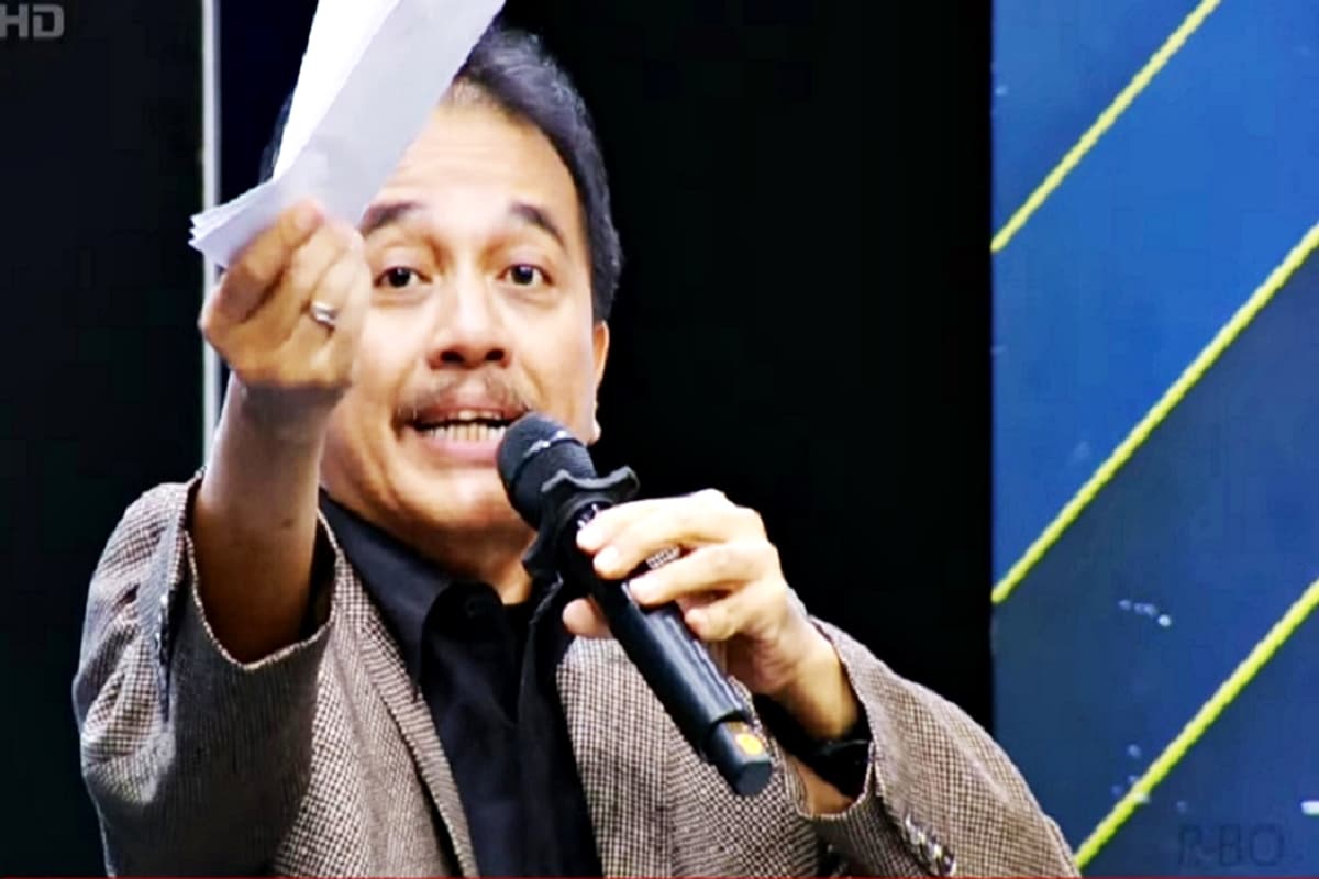 PANAS! 'Saya Enggak Mau Makan Uangmu!' Roy Suryo Mengamuk, Lempar Amplop Uang di Depan Kamera!