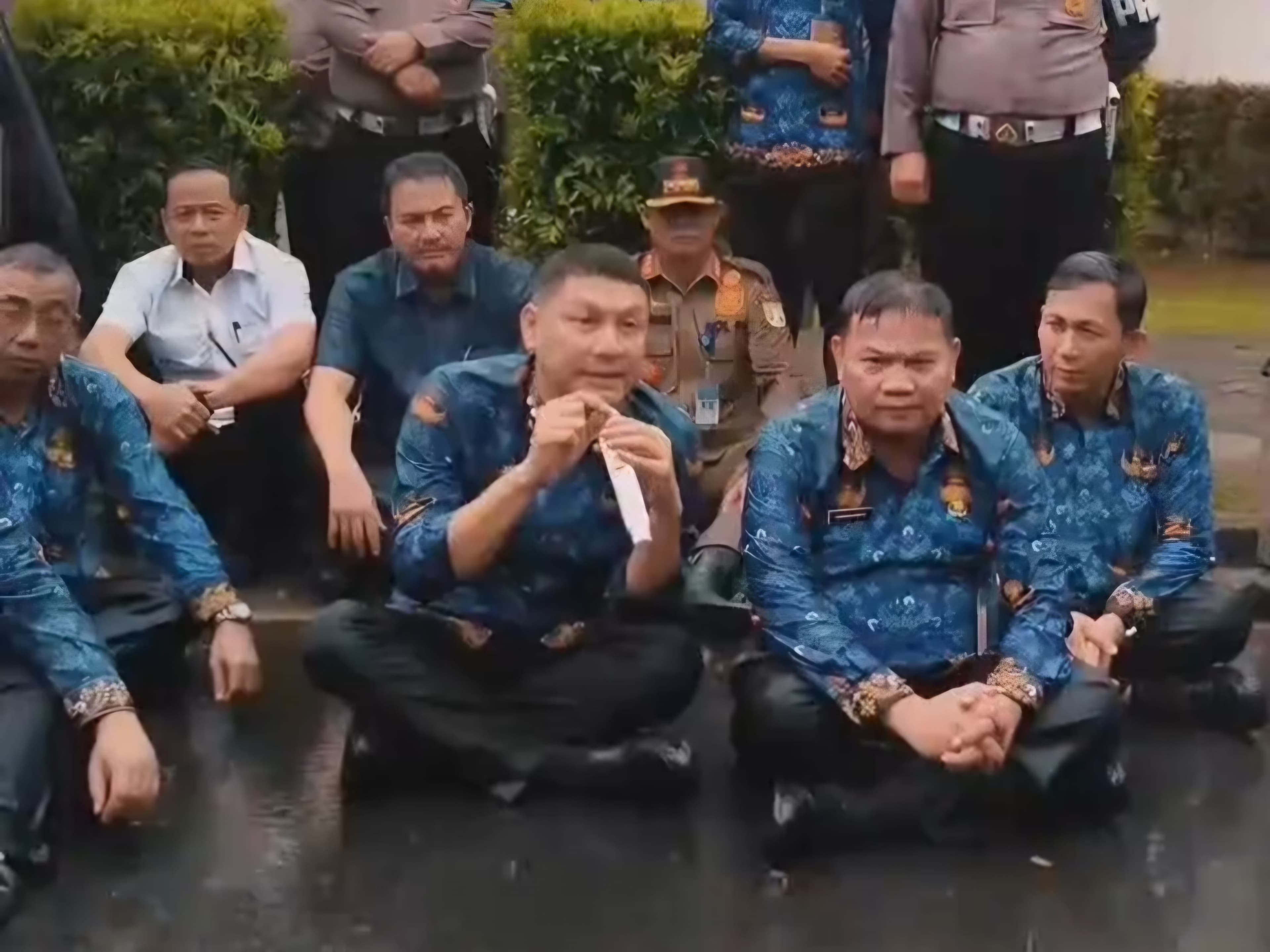 Diguyur Hujan, Sekda Banten Duduk Bareng Mahasiswa Bahas Pendidikan
