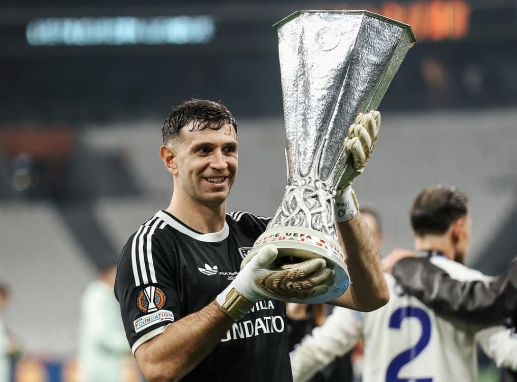 Gila! Emi Martinez Ternyata Cedera Parah Sebelum Final Liga Europa, Tetap Main dan Angkat Trofi