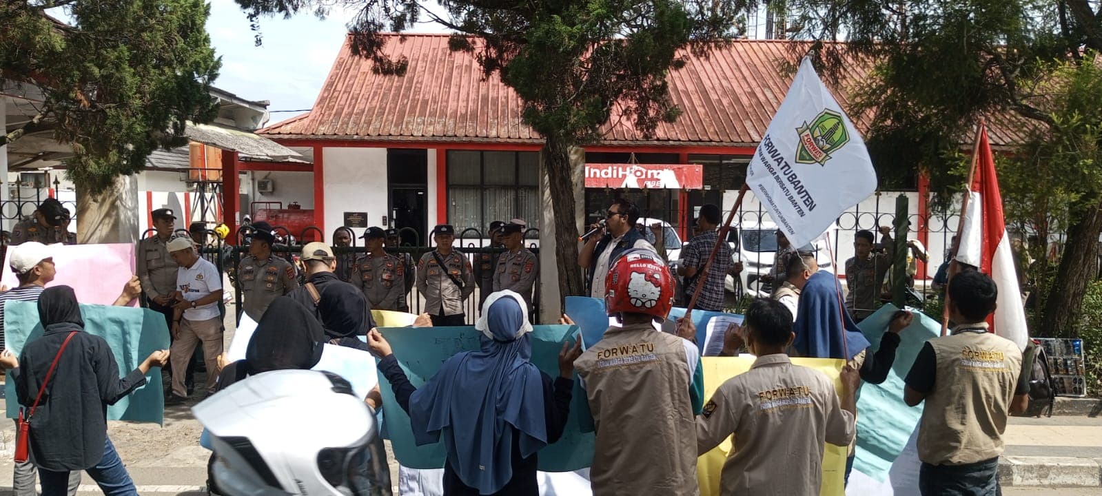 IndiHome Lebak Didemo Massa, Warga Soroti Dugaan Tak Berizin dan Kabel Semrawut