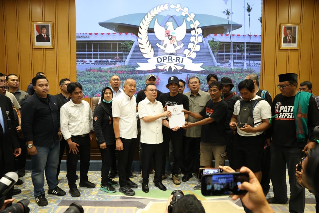 Feri Amsari Bongkar Kejanggalan Aksi Warga Pati, Kenapa RUU Perampasan Aset Ikut Disorot?