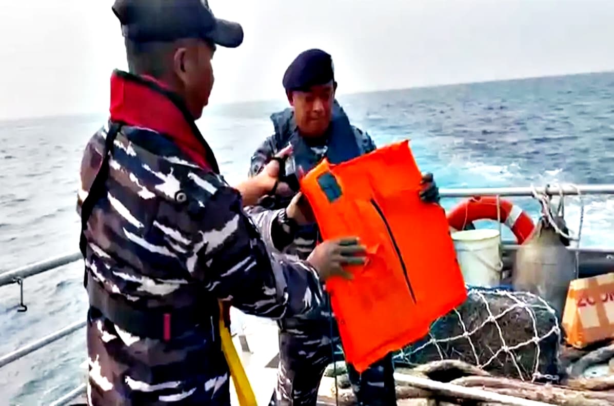 Bikin Tegang! Tim SAR Temukan 2 Life Jacket dan Helm Proyek, Jejak 5 Jurnalis Hilang di Selat Sunda Mulai Terkuak?