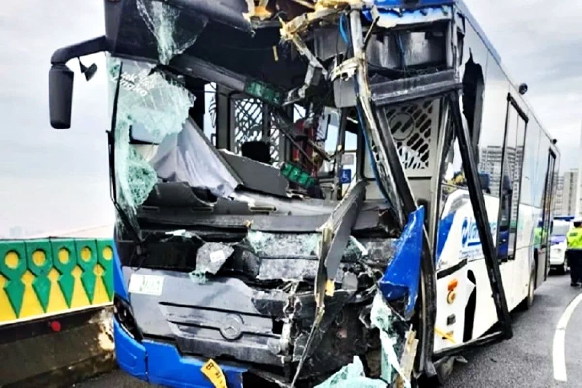 Mengerikan! Detik-Detik 'Adu Banteng' TransJakarta di Jalur Langit Cipulir: Sopir Mengaku Tertidur, Terancam Penjara