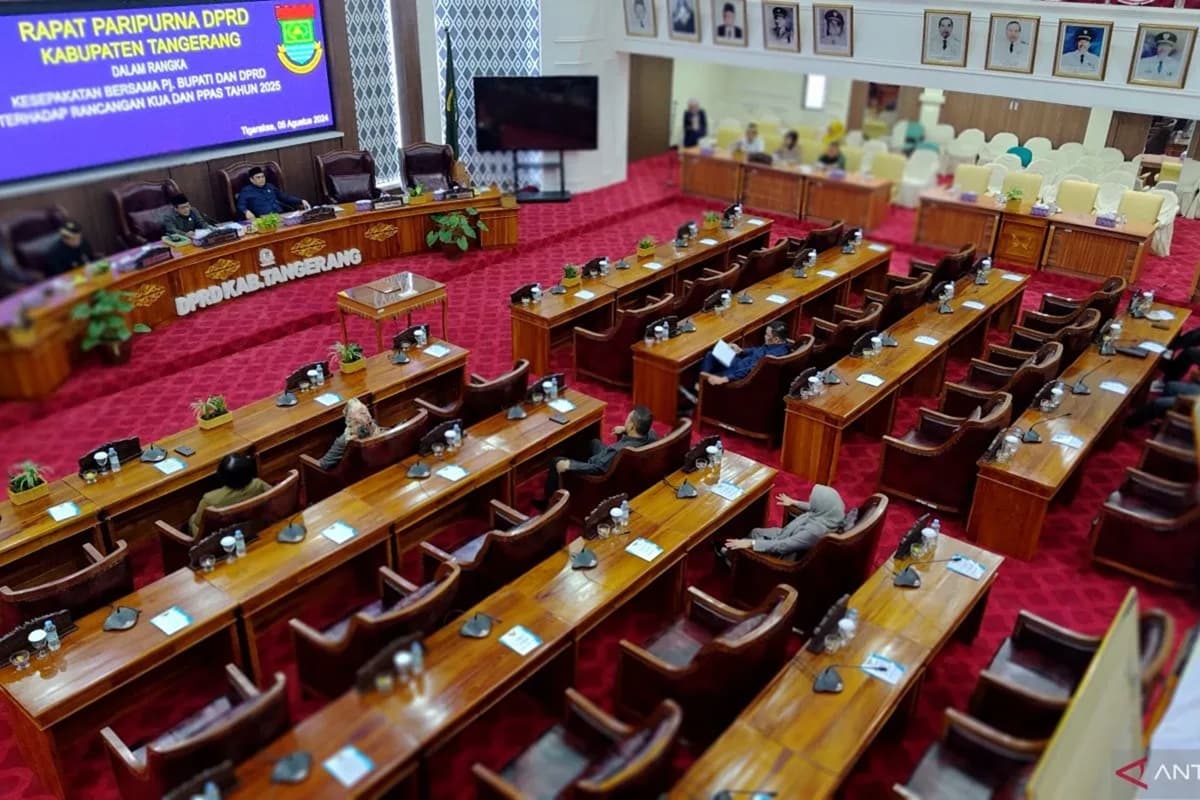 Bom Molotov Seliweran Sana-sini di Gedung DPRD, Benar-benar Bandung Lautan Api!