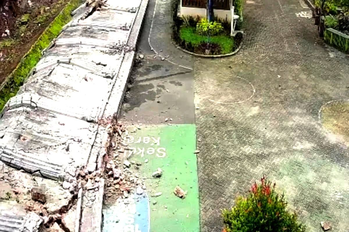 Tembok Rumah Mewah Roboh ke Area SMPN 182 Jakarta, Siapa yang Bertanggung Jawab?