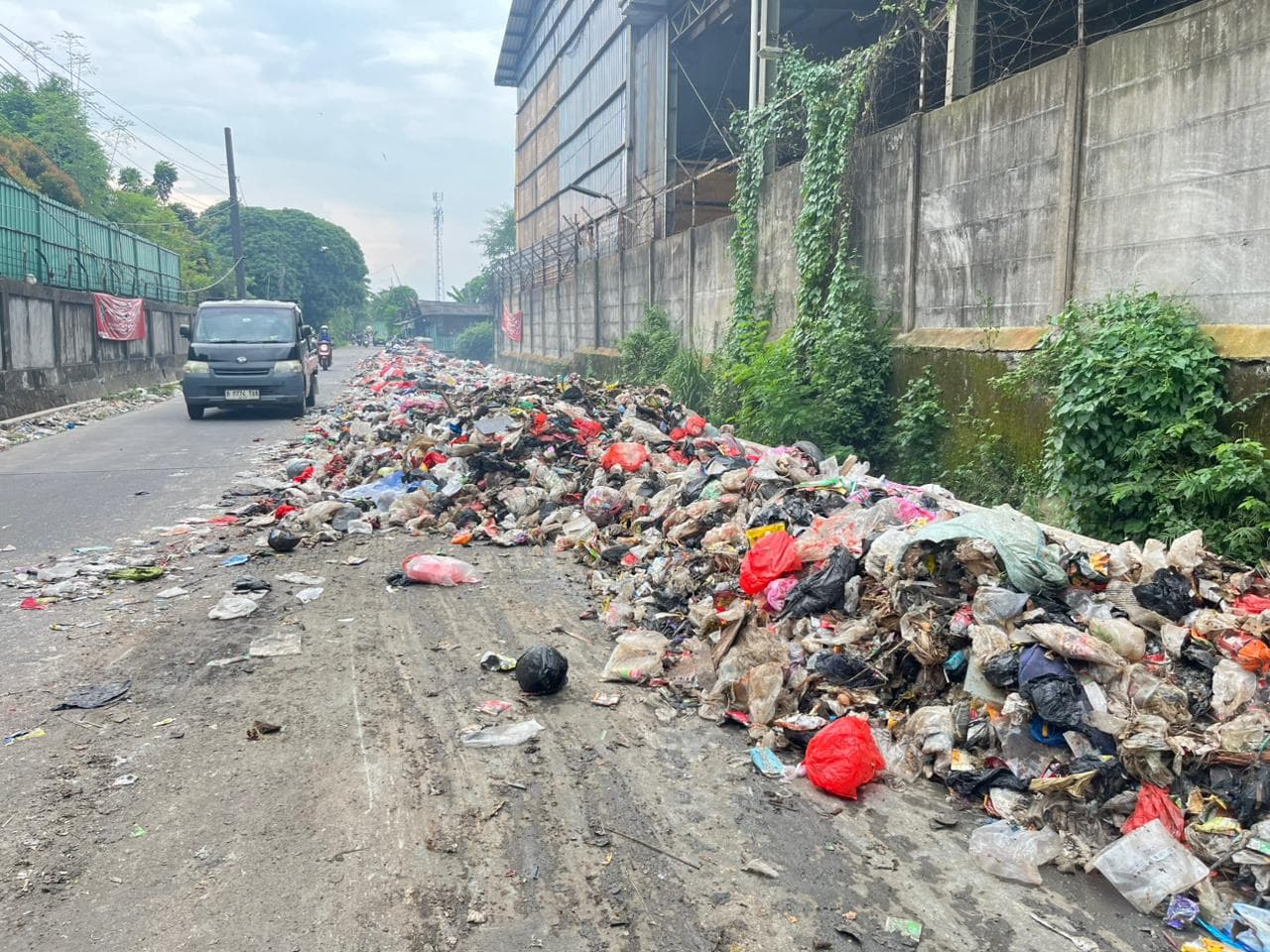 Sampah Menggunung Tutup Jalan Industri VIII Kota Tangerang, Akses Lumpuh dan Bau Menyengat
