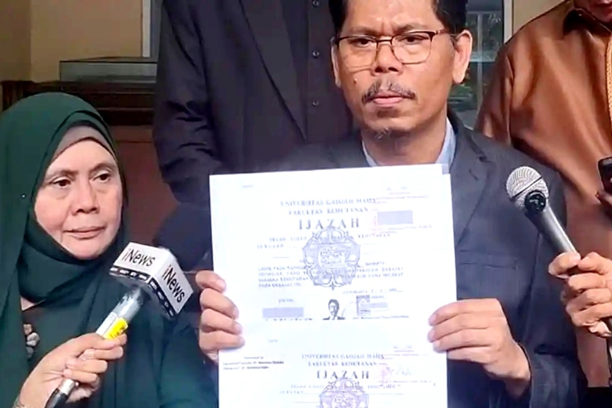 Geger! Bonatua Silalahi Rilis Buku 'Ijazah Jokowi Tidak Ada', Bongkar Hasil Penelusuran di Pasar Pramuka?