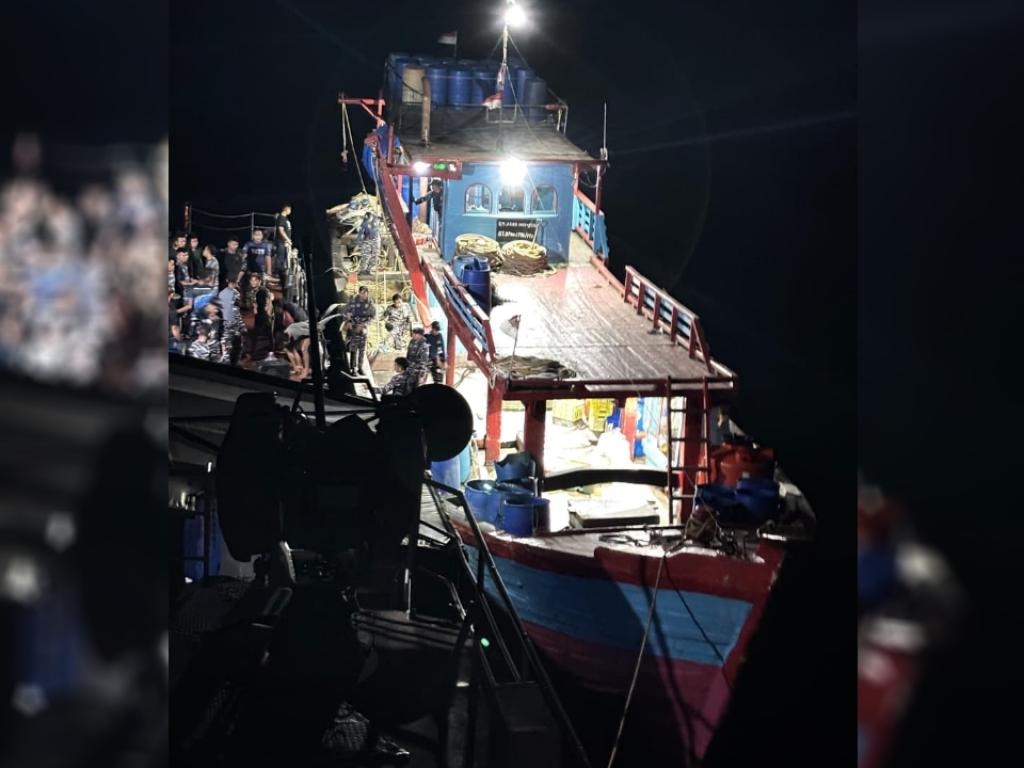 KRI Imam Bonjol 383 Gerebek Kapal Ikan di Perairan Pulau Pusung, 6 ABK Diduga Konsumsi Sabu