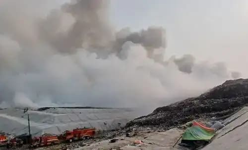 Kasus ISPA Melonjak! Kebakaran TPA Jatiwaringin Belum Padam 6 Hari, Ratusan Warga Terpaksa Mengungsi