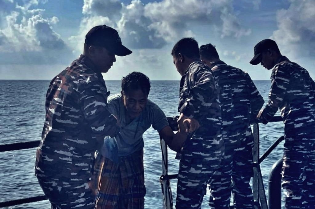 TNI AL Berhasil Selamatkan Dua Korban KLM Nurul Salsa 01 yang Tenggelam di Perairan Selayar, Tiga Korban Masih Dicari