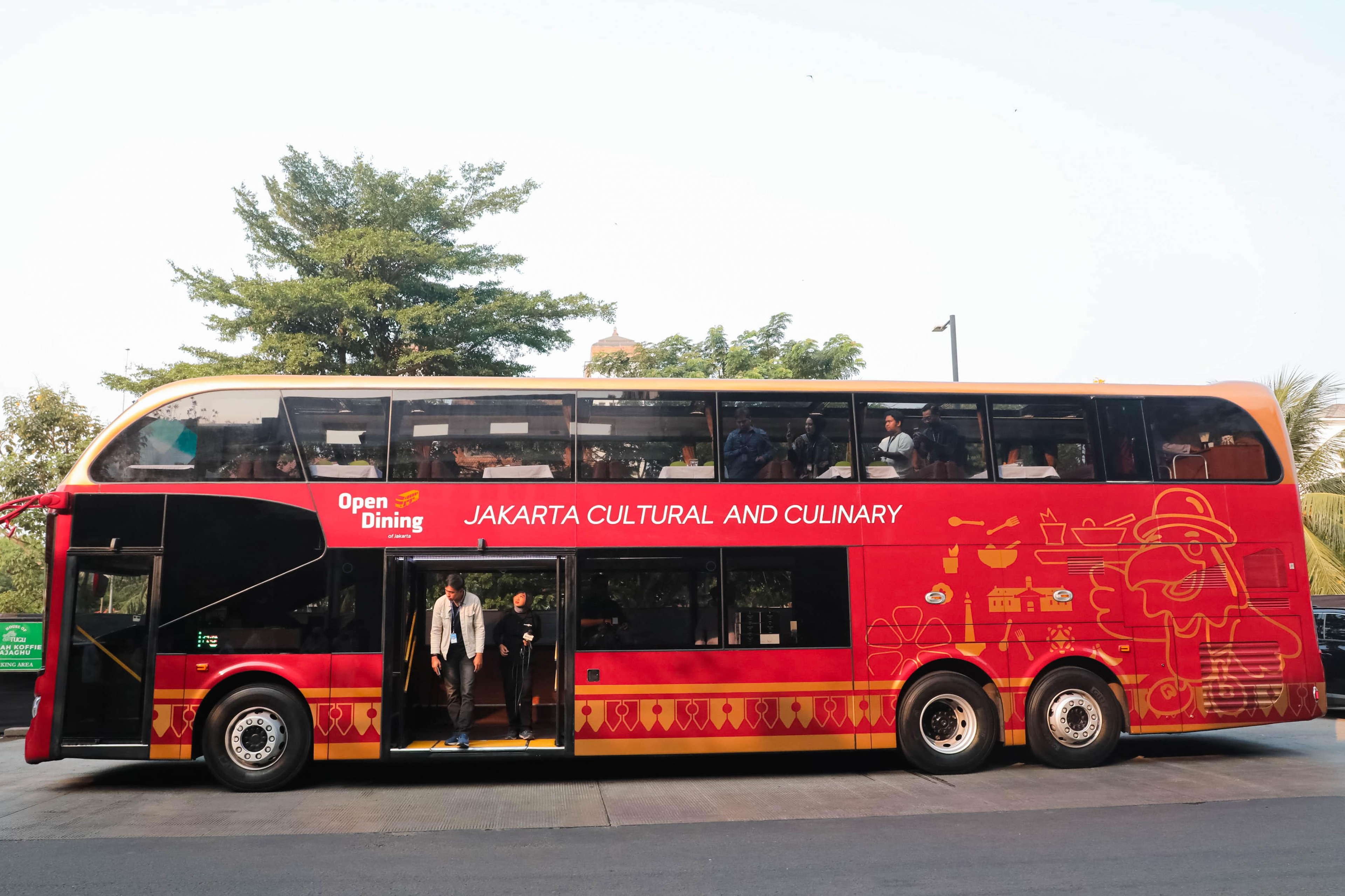 Cobain Keliling Kota Tua Sambil Makan Mewah di Atas Bus! Ini Harga Tiket & Cara Pesan Open Dining Transjakarta