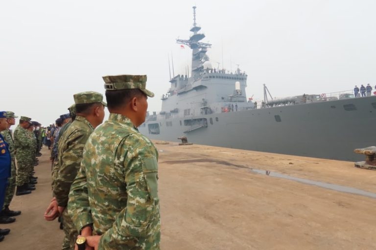 Kapal Jepang JS Kunisaki Bawa 3 Helikopter Chinook untuk Bantu Karhutla Kalimantan