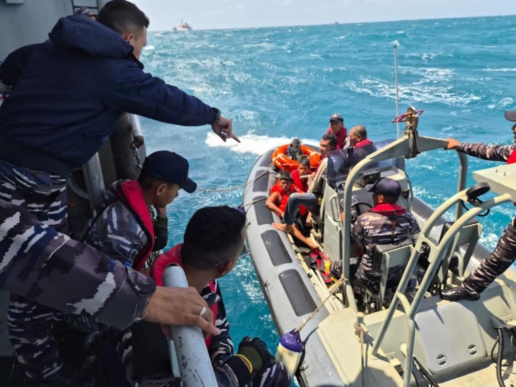 TNI AL Evakuasi 22 Korban KM Virgo Transport 8 di Laut Jawa