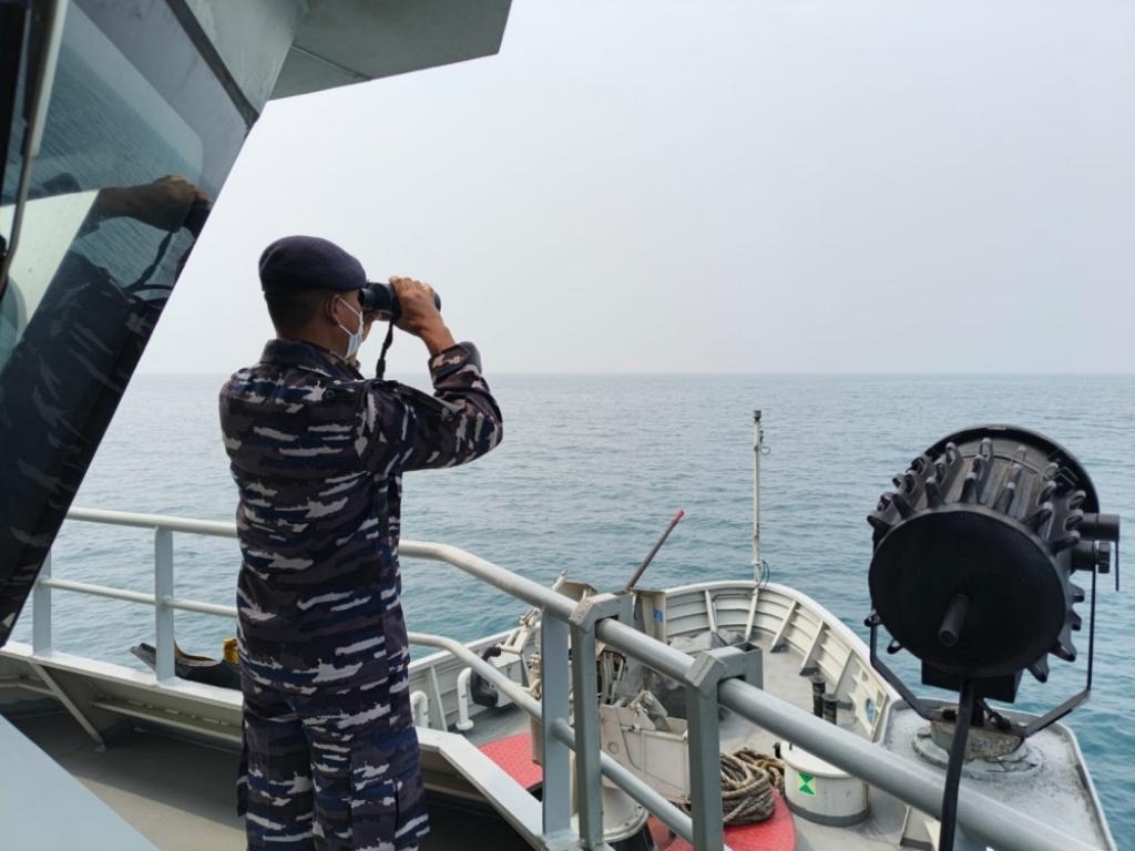 Life Jacket Bertuliskan KM Samudera Pratama Ditemukan di Selat Sunda