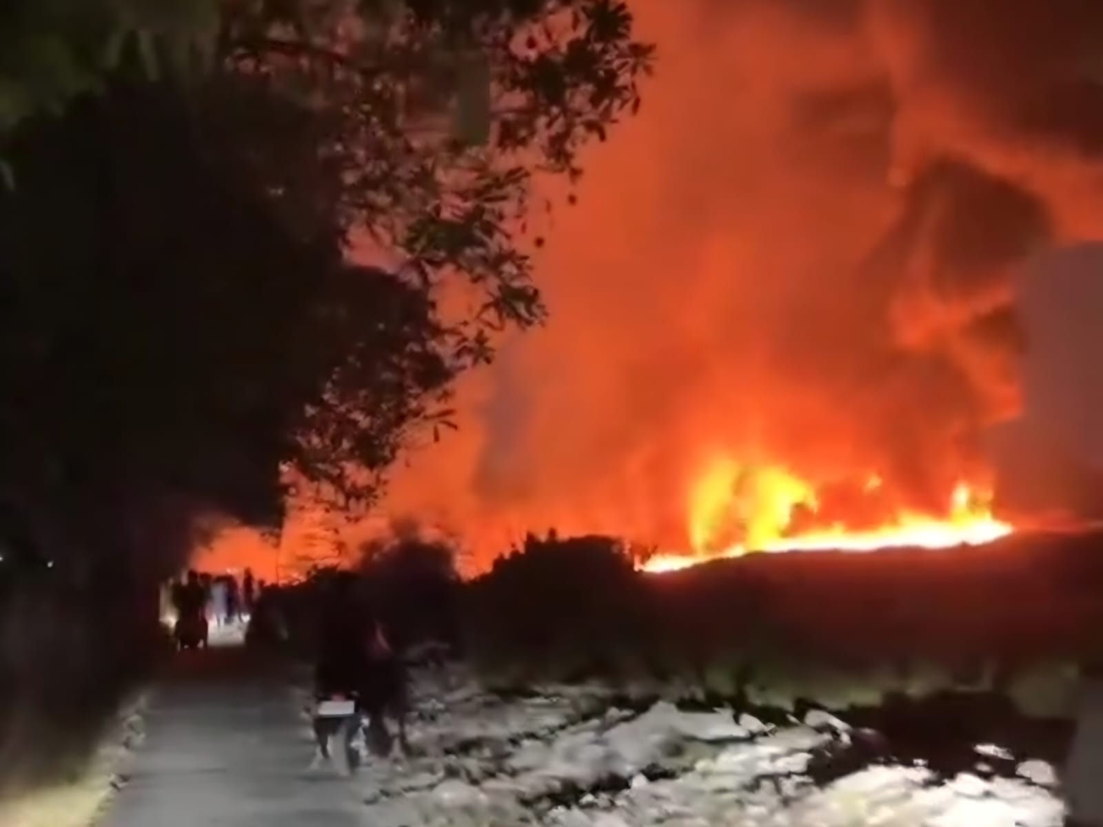 DLH Kota Tangerang Segel TPS Liar di Panunggangan, Pemilik Lahan dan Pengelola Dipanggil