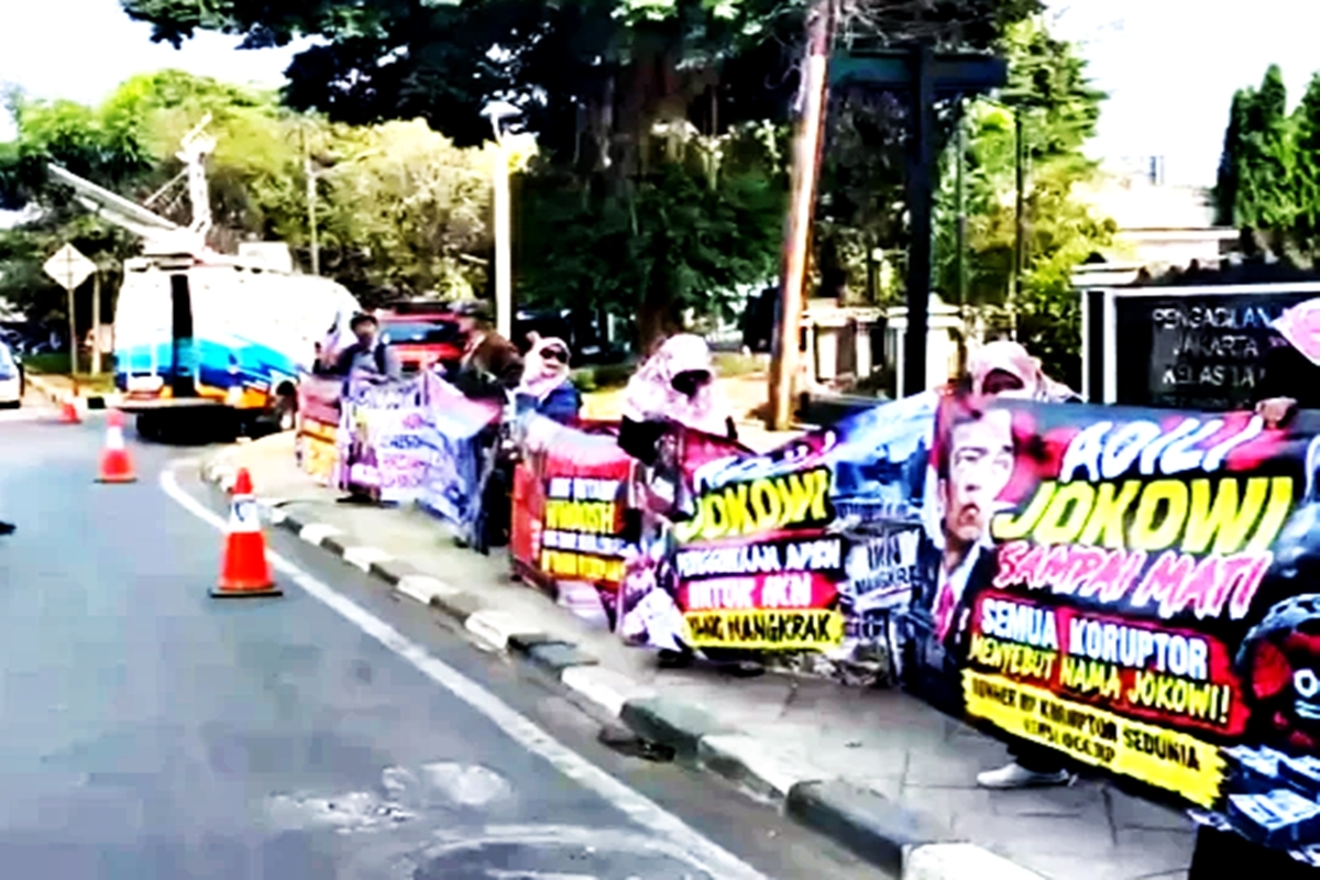 Geger! Spanduk ‘Adili Jokowi’ Terbentang di Depan PN Jaktim, Pendukung Roy Suryo dan Dokter Tifa Jadi Sorotan