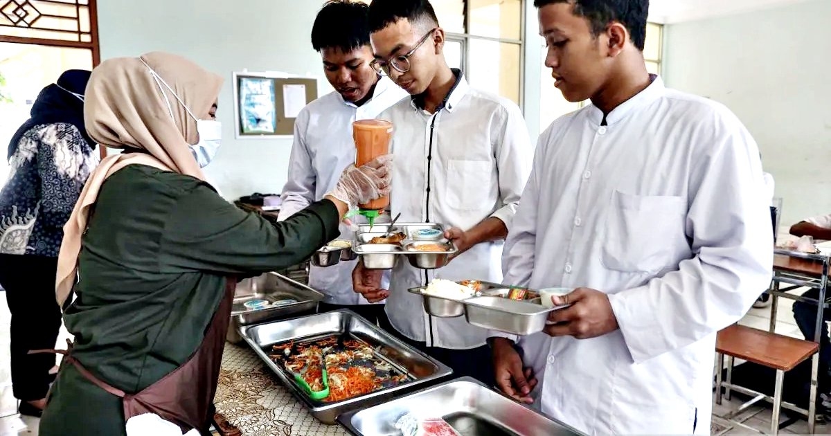 Kabar Terbaru MBG! Siswa Boleh Tambah Makan, Sistem Prasmanan Diuji di 10 Provinsi