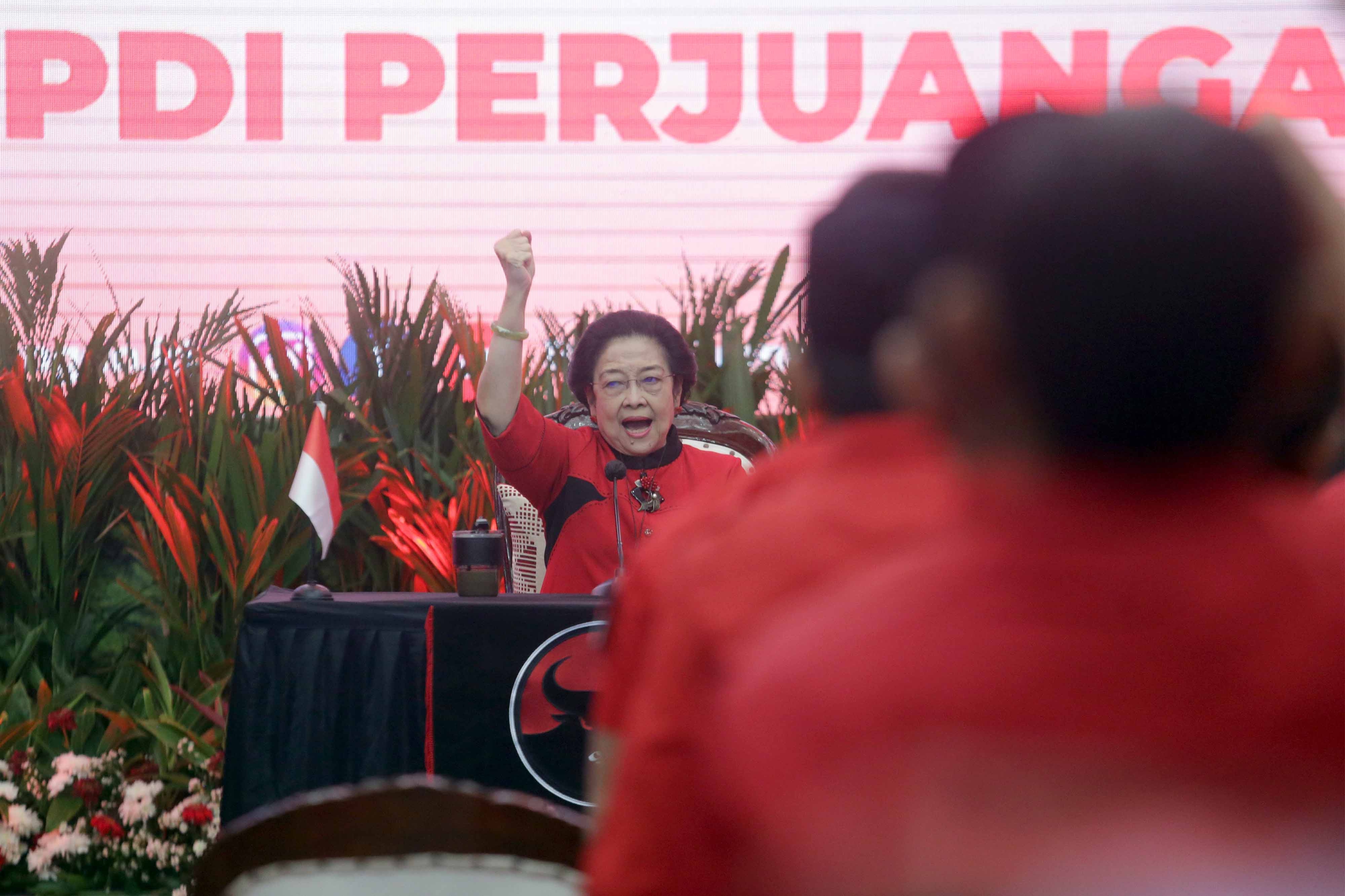 PDIP Berikan Dokumen Data Riwayat Hidup Jokowi ke Roy Suryo Cs, Pasti Ada Ijazah Jokowi yang Asli?