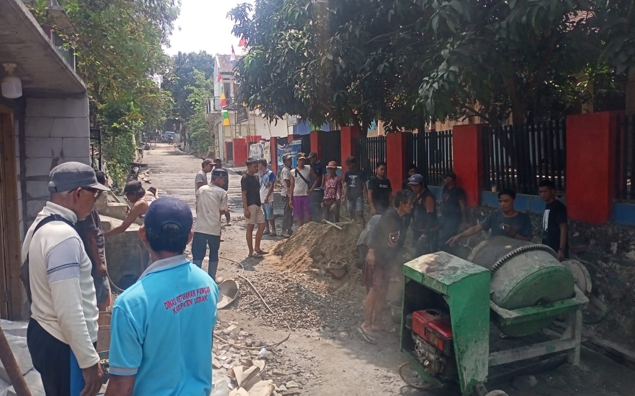 Kekecewaan Memuncak! 10 Tahun Jalan Dibiarkan Rusak, Warga Desa Ciretas Patungan Bangun Jalan