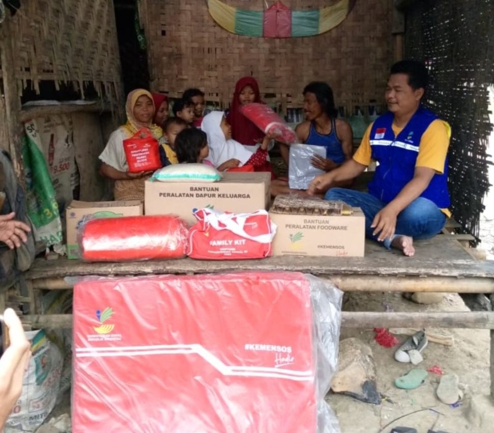 Miris! Keluarga Miskin di Banten Tinggal dengan 9 Anak di Rumah Nyaris Roboh