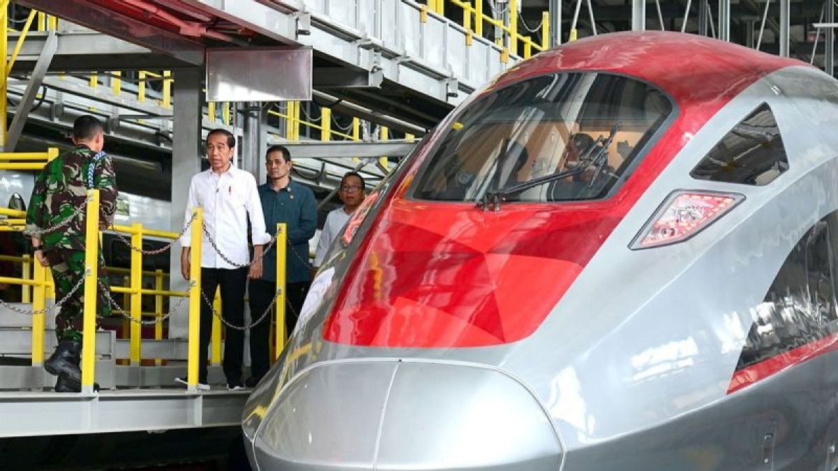 Jokowi Resmikan Kereta Cepat: Ini Menandai Modernisasi Transportasi Massal yang Efisien dan Ramah Lingkungan