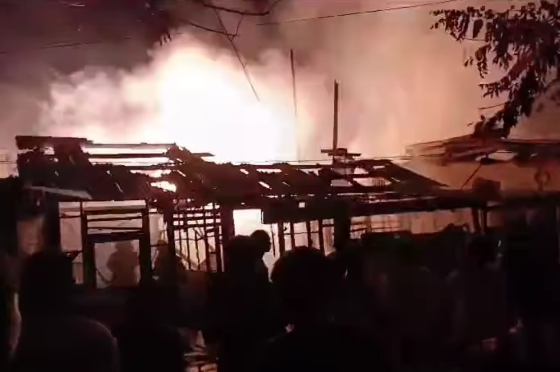 Kebakaran Hebat Hanguskan Bangunan di Kemayoran Jakarta, 100 Personel Pemadam Dikerahkan