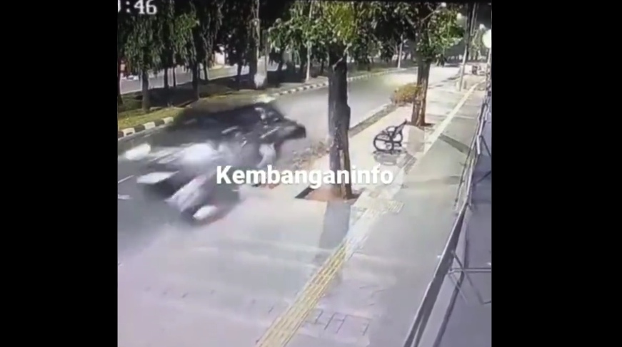 Detik-detik Pengendara Fortuner Tabrak Gadis di Atas Motor hingga Terpental