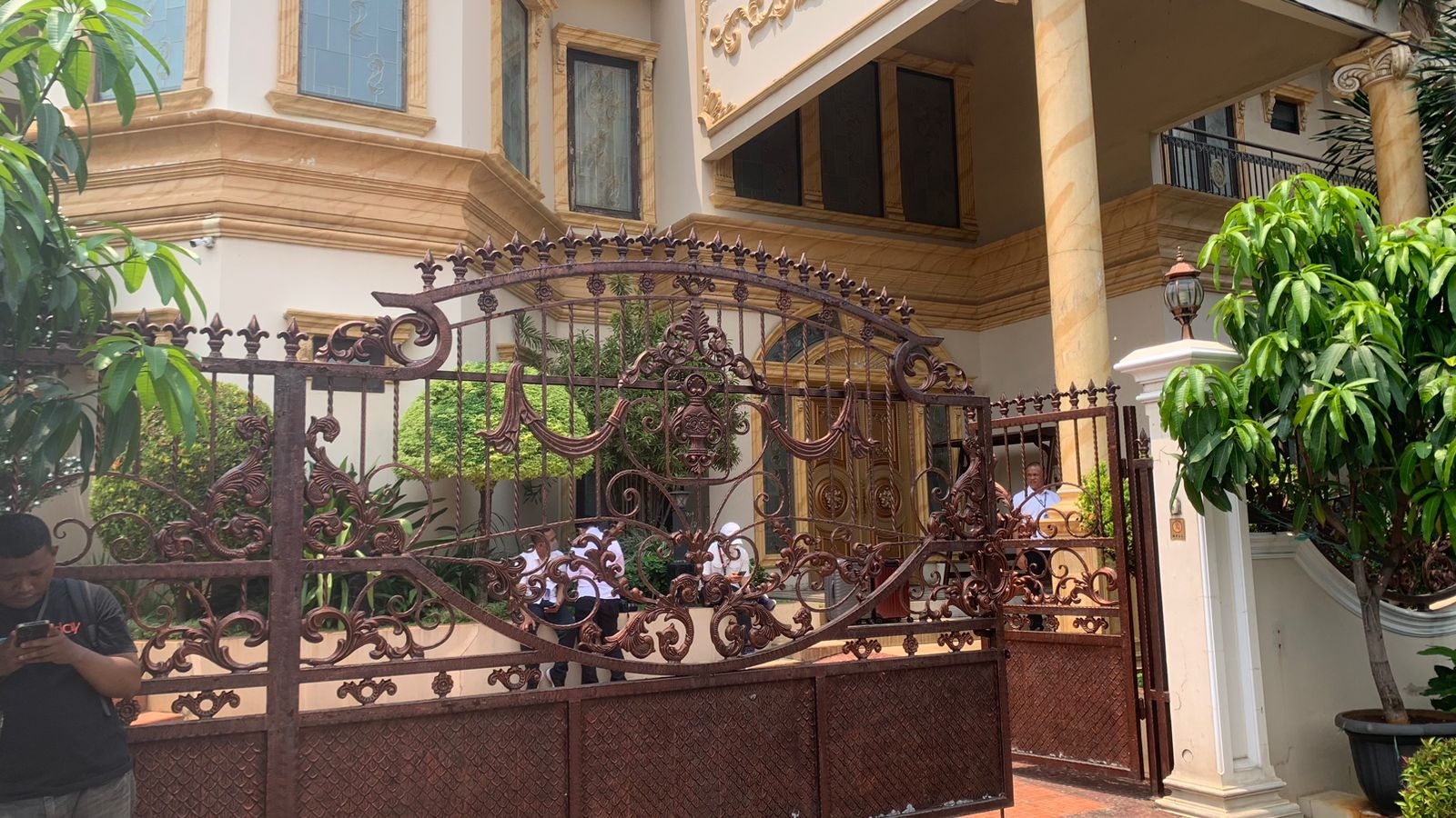 Cari Barang Bukti Kasus Pemerasan, Rumah Ketua KPK Firli Bahuri Digeledah Polisi